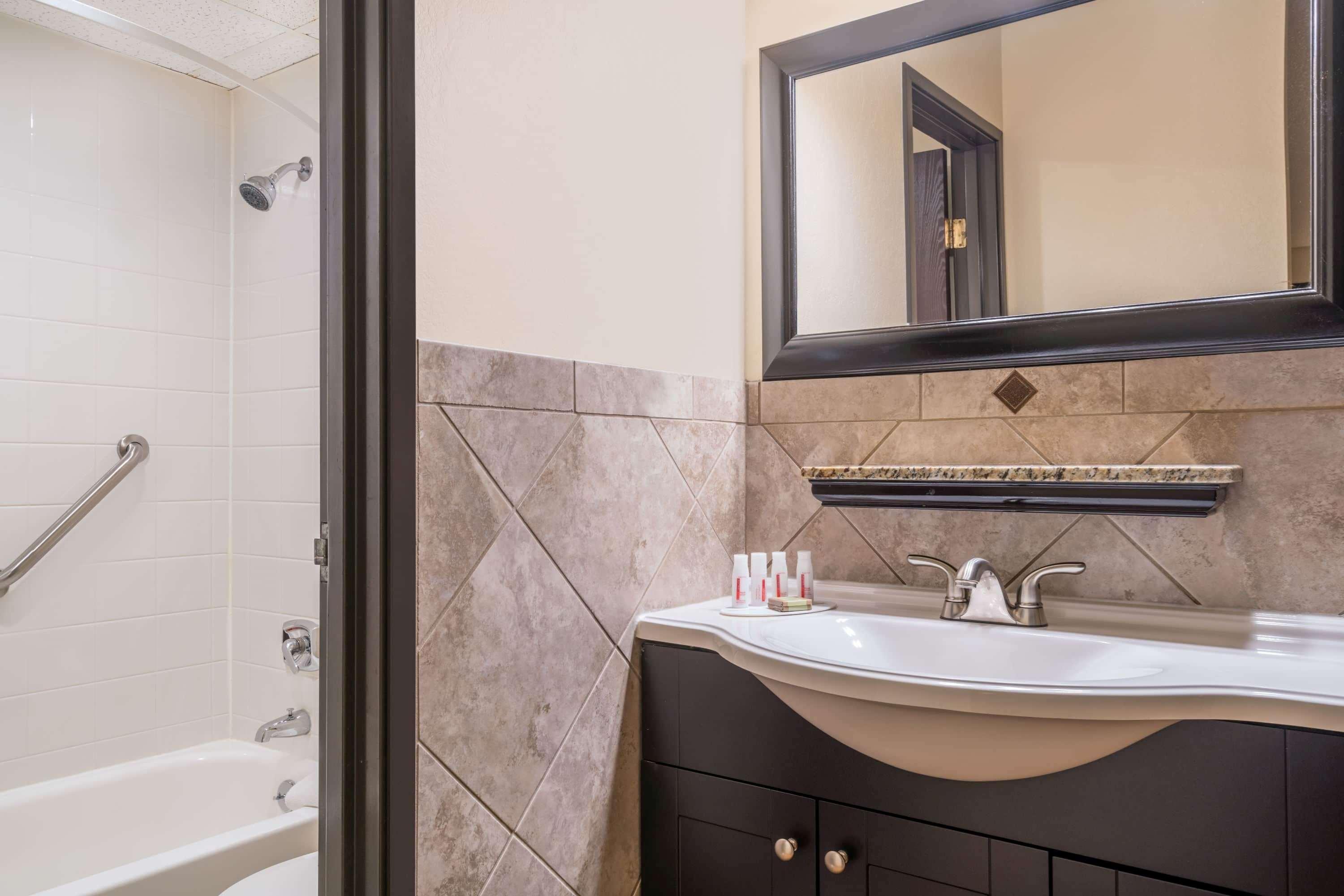 รามาดา บาย วินด์แฮม มินนิอาโปลิส โกลเดน แวลเลย์ Hotel Golden Valley ภายนอก รูปภาพ